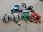 Nintendo 64, 4 controllers en 2 spellen, Spelcomputers en Games, Spelcomputers | Nintendo 64, Ophalen of Verzenden, Zo goed als nieuw