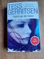 Tess Gerritsen - dicht op de hielen, Boeken, Romans, Zo goed als nieuw, Ophalen