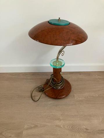 Vintage Design Lamp met Bruine Kap en Groene Accenten. Uniek beschikbaar voor biedingen