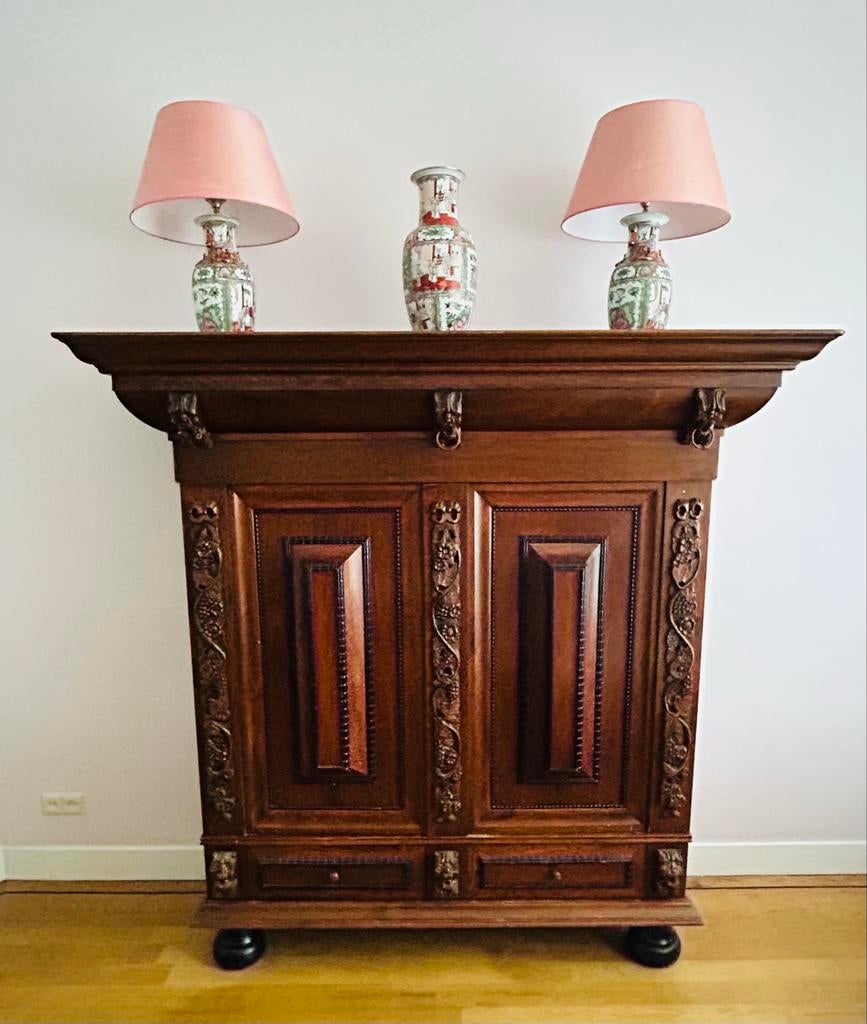 Majestueuze rijk versierde antieke Kussenkast/Rankenkast, Antiek en Kunst, Antiek | Meubels | Kasten, Ophalen of Verzenden