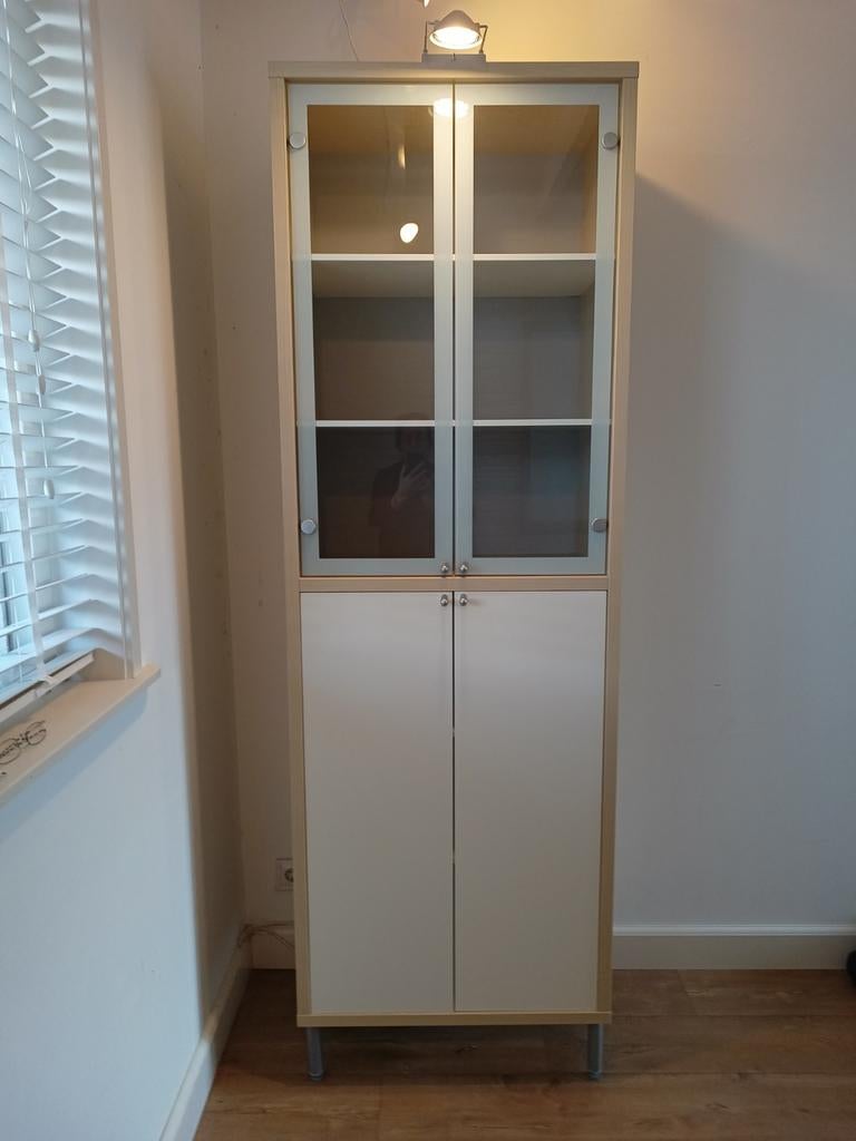 Boekenkast Ikea met paneel- en vitrinedeuren en lamp, Huis en Inrichting, Kasten | Buffetkasten, Ophalen, Met deur(en), Glas, 50 tot 100 cm