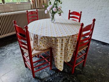 Eettafel met rode stoelen beschikbaar voor biedingen