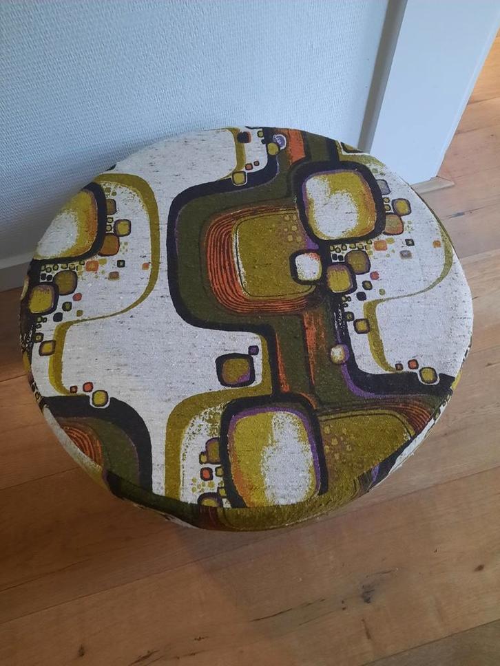 Vintage poef/ tafeltje, Huis en Inrichting, Banken | Voetenbanken en Poefen, 50 tot 75 cm, Minder dan 50 cm, Rond, Ophalen of Verzenden