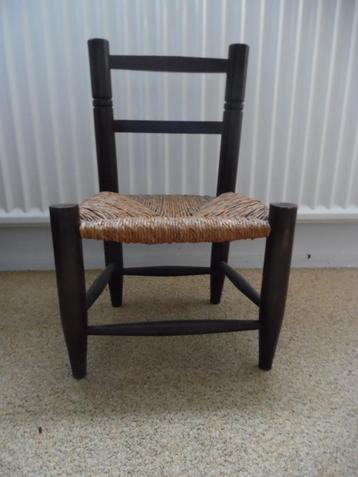Schattig houten stoeltje met rieten zitting te koop!
