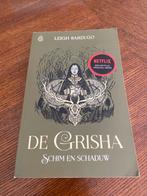 De Grisha - Schim en Schaduw (Netflix Editie), Boeken, Fantasy, Ophalen of Verzenden, Zo goed als nieuw