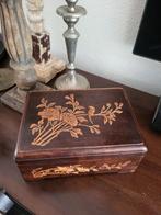 Houten  doosje met snijwerk, Antiek en Kunst, Curiosa en Brocante, Ophalen of Verzenden