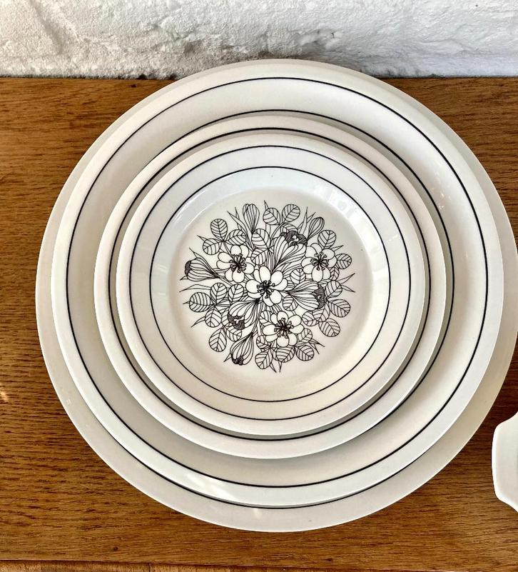 Arabia Krokus: zwart-wit serviesonderdelen uit Finland., Huis en Inrichting, Keuken | Servies, Zo goed als nieuw, Bord(en), Overige stijlen