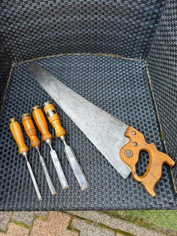 Zaag en beitels beschikbaar voor biedingen