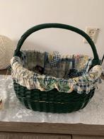 Groene rieten mand met stoffen bekleding, Huis en Inrichting, Ophalen, Mand, Rond, Zo goed als nieuw