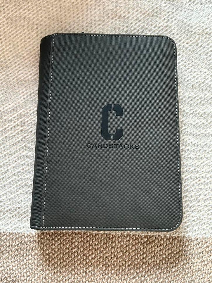 Cardstacks Jumbo Binder Grijs *Nieuw*, Hobby en Vrije tijd, Verzamelkaartspellen | Pokémon, Nieuw, Overige typen, Ophalen of Verzenden