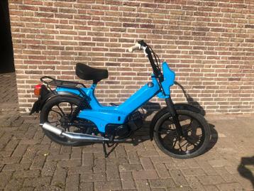 Tomos Brommer strak in de lak lichtblauw