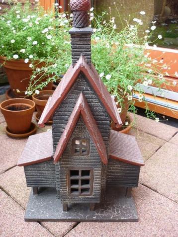 Antiek houten kerkje voor de Kerst. beschikbaar voor biedingen