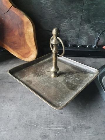 Heel mooie vintage etagére van zwaar metaal in goede staat beschikbaar voor biedingen