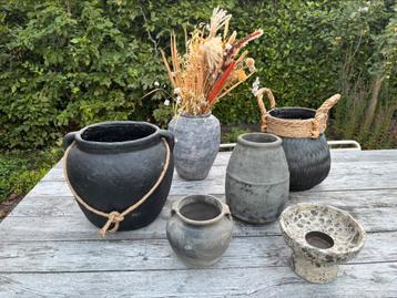 Set brocante schalen, manden en vazen van aardewerk beschikbaar voor biedingen