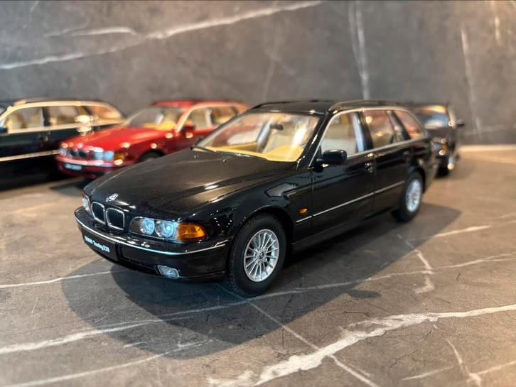 Triple9 BMW E39 5-serie Touring Cosmoszwart 1:18, Hobby en Vrije tijd, Modelauto's | 1:18, Nieuw, Auto, Overige merken, Ophalen of Verzenden