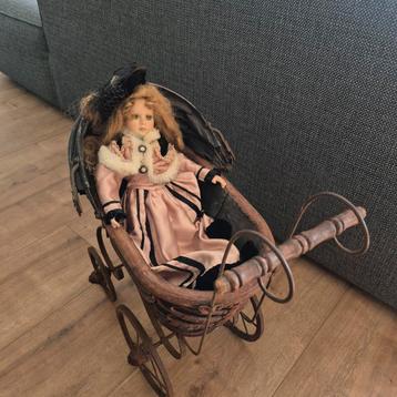 Antieke Porseleinen Pop in Kinderwagen beschikbaar voor biedingen