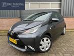 Toyota Aygo 1.0 VVT-i x-play Achteruitrijcamera, Origineel Nederlands, Te koop, Zilver of Grijs, Benzine