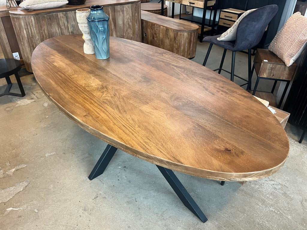 Magazijn leegverkoop eettafel ovaal mangohout matrixpoot zw