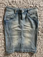 Kastopruiming trendy GUESS denim kokerrok maat 26, Guess, Maat 34 (XS) of kleiner, Gedragen, Boven de knie