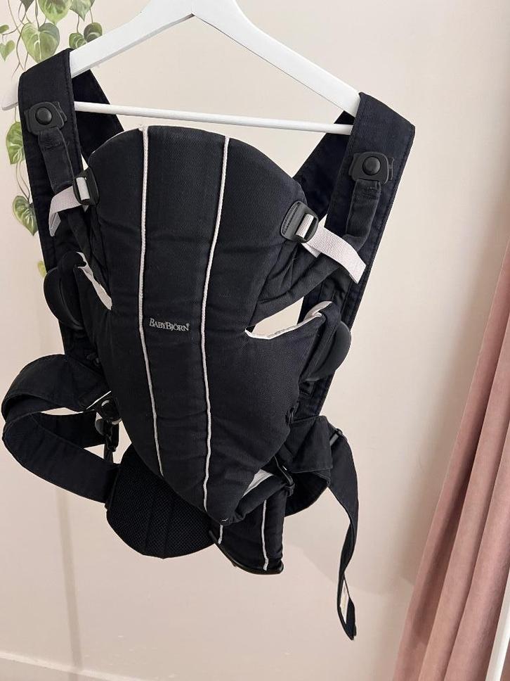 BabyBjörn Mini draagzak – zwart, Kinderen en Baby's, Babydragers en Draagdoeken, Gebruikt, Draagzak, Buik, Baby Björn, Ophalen of Verzenden