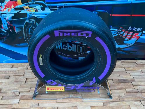 Formule 1 band Pirelli Ultra Soft paars, Verzamelen, Automerken, Motoren en Formule 1, Gebruikt, Formule 1, Ophalen