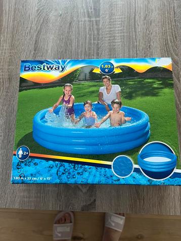 Nieuw rond zwembad beschikbaar voor biedingen