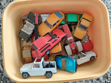 LEUK BAKKIE MET 14 OUDERE SIKU MODELLEN  INGST.  beschikbaar voor biedingen
