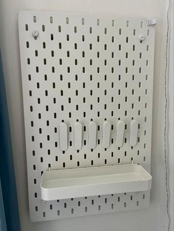 Skadis pegboard inclusief accessoires  beschikbaar voor biedingen