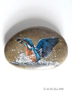 Gotcha! IJsvogel heeft beet, geschilderd op een XL steen, Antiek en Kunst, Ophalen of Verzenden