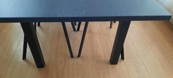 Mooie uitschuifbare eettafel beschikbaar voor biedingen