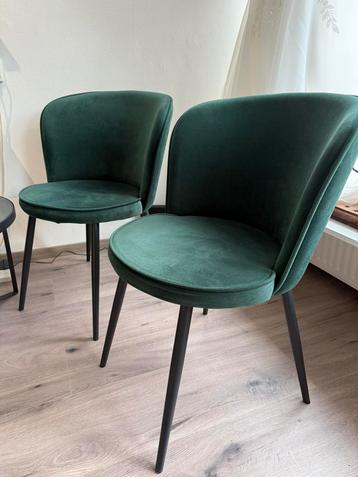 Twee stuks, mooie groene stoelen beschikbaar voor biedingen