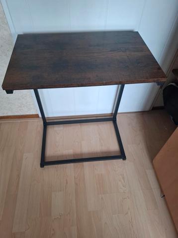 Tafeltje beschikbaar voor biedingen