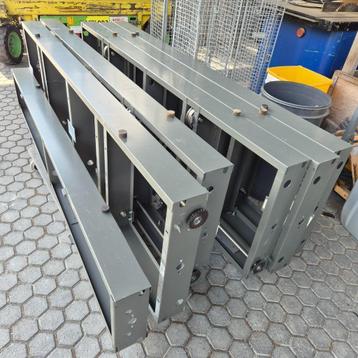 7 CONSTRUCTIE  METALEN PROFIELEN MASSIEVE AS MET WIELEN beschikbaar voor biedingen