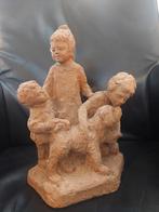 Beeld van 3 spelende kinderen met hond., Antiek en Kunst, Ophalen of Verzenden