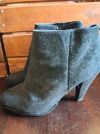 Zwarte suede enkellaarzen met hak maat 40, Zwart, Lage of Enkellaarzen, Ophalen of Verzenden, Zo goed als nieuw