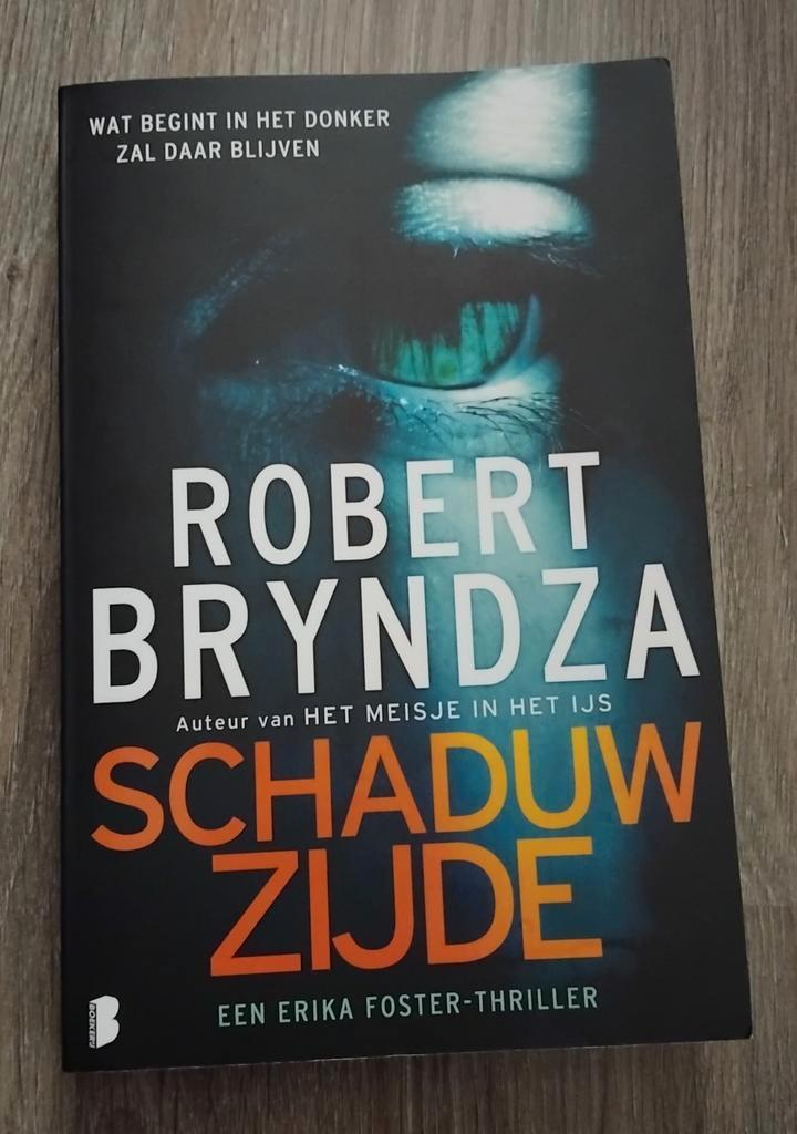 Schaduwzijde - Robert Bryndza (Erika Foster Thriller), Boeken, Thrillers, Zo goed als nieuw, Nederland, Ophalen of Verzenden