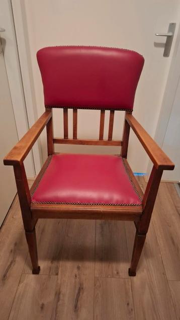 Oude authentieke stoel beschikbaar voor biedingen