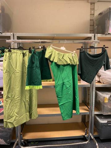 Diverse groene kostuums beschikbaar voor biedingen