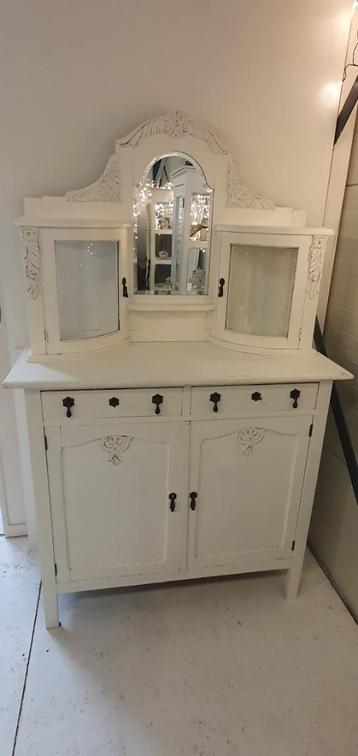 Brocante vitrine kast beschikbaar voor biedingen
