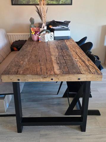 Drijfhout Eettafel met Stalen Frame beschikbaar voor biedingen