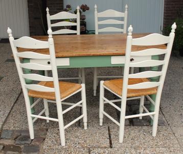 Antieke groen beschilderde eettafel met 4 stoelen. beschikbaar voor biedingen