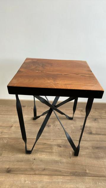 Bijzettafel met houtenblad en zwart ijzer onderstel beschikbaar voor biedingen