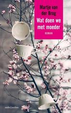 M. van der Brug- Wat doen we met moeder, Ophalen of Verzenden, Zo goed als nieuw, Maartje van der Brug, Nederland