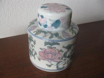Ronde porseleinen pot met deksel, Chinees gedecoreerd. beschikbaar voor biedingen