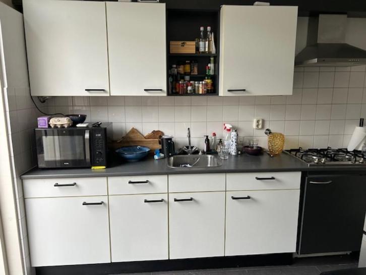 Nette, witte keuken met strakke grepen, Huis en Inrichting, Keuken | Complete keukens, Zo goed als nieuw, Wit, Graniet of Steen