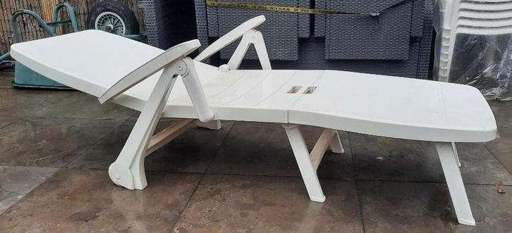 Ligbed (Hartman) evt met kussen, Tuin en Terras, Ligbedden, Zo goed als nieuw, Kunststof, Inklapbaar, Verstelbaar, Verrijdbaar