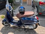 Prachtige vespa 2021 klasse B full optie 2 helmen, Fietsen en Brommers, Scooters | Vespa, Ophalen, Zo goed als nieuw