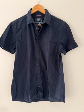 Blauw overhemd met korte mouwen beschikbaar voor biedingen