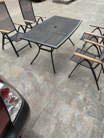 mooie robuuste metalen tuinset 4 stoelen en tafel beschikbaar voor biedingen