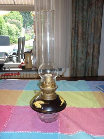 Antieke petroleumlamp in goede staat komt uit een hanglamp